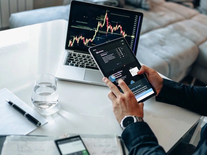 Grafici e dati di analisi di mercato su uno schermo digitale