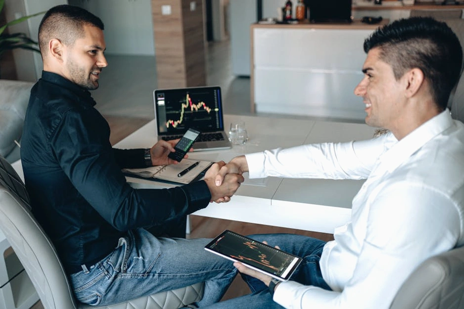 Consulente sorridente stringe la mano a un cliente